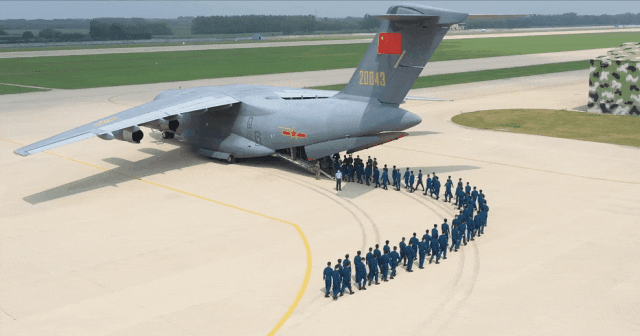 太帅了！坐“运-20”飞机上大学！