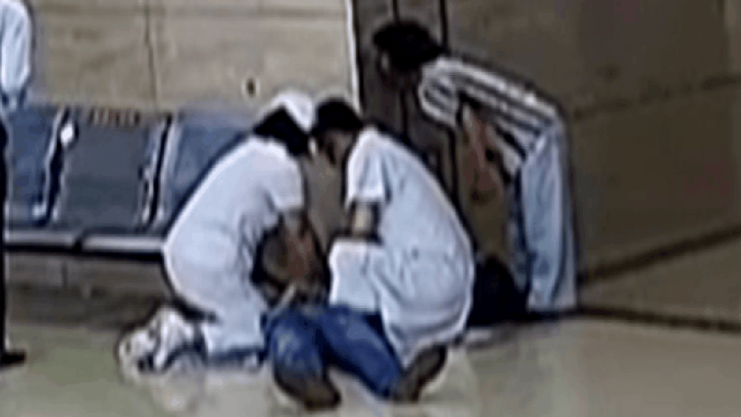 哈尔滨:医院大厅一老人心脏骤停,他们跪地四分钟,抢回一条生命 哈尔滨:医院大厅一老人心脏骤停,他们跪地四分钟,抢回一条生命