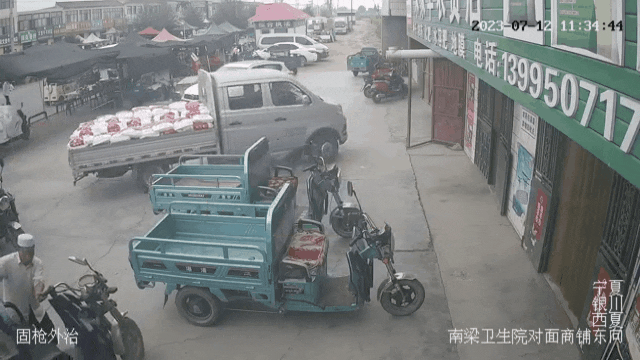 6岁女孩被车辆撞倒辗轧......