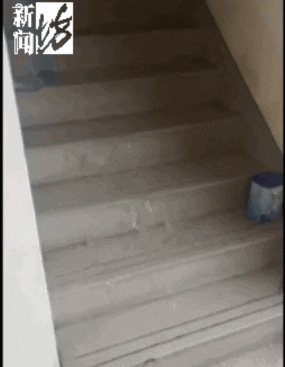 沪一居民楼成“瀑布”，水从32楼泻下！
