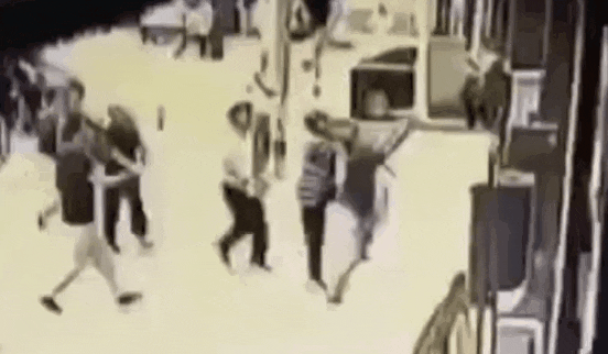 “我这么胖,让他砸也要砸在我身上” “我这么胖,让他砸也要砸在我身上”