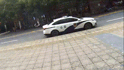 警车内为何会传出婴儿的啼哭声? 警车内为何会传出婴儿的啼哭声?