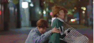 雨天驾车溅路人一身水,违法吗? 雨天驾车溅路人一身水,违法吗?