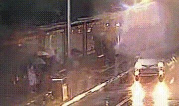 雨天驾车溅路人一身水,违法吗? 雨天驾车溅路人一身水,违法吗?