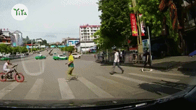 揪心！10岁男孩猛跑横穿马路  被汽车撞飞 | 暑期交通安全