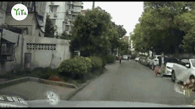 揪心！10岁男孩猛跑横穿马路  被汽车撞飞 | 暑期交通安全