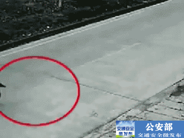 揪心！10岁男孩猛跑横穿马路  被汽车撞飞 | 暑期交通安全