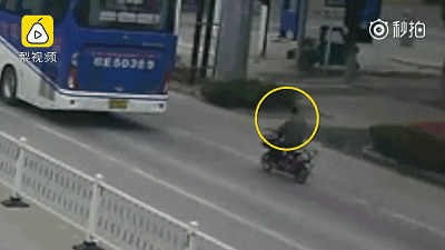 谁弱谁有理？不！骑行低头玩手机，受伤还全责！