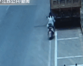 谁弱谁有理？不！骑行低头玩手机，受伤还全责！