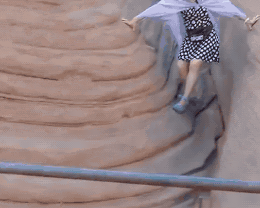 游客翻围栏脚踩丹霞地貌拍照?当地回应 游客翻围栏脚踩丹霞地貌拍照?当地回应