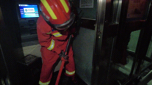 长沙一夫妻进入ATM取款机取款，竟待了40分钟……