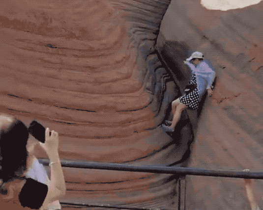 游客翻围栏脚踩丹霞地貌拍照?当地回应 游客翻围栏脚踩丹霞地貌拍照?当地回应