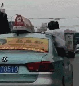 网友举报：小孩探头出小车天窗“兜风”！交警：查证属实，处罚！