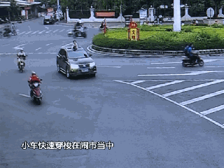 网友举报：小孩探头出小车天窗“兜风”！交警：查证属实，处罚！