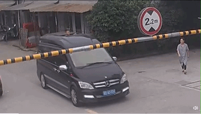 网友举报：小孩探头出小车天窗“兜风”！交警：查证属实，处罚！