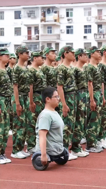 “板凳男孩”去军训，军姿挺拔！