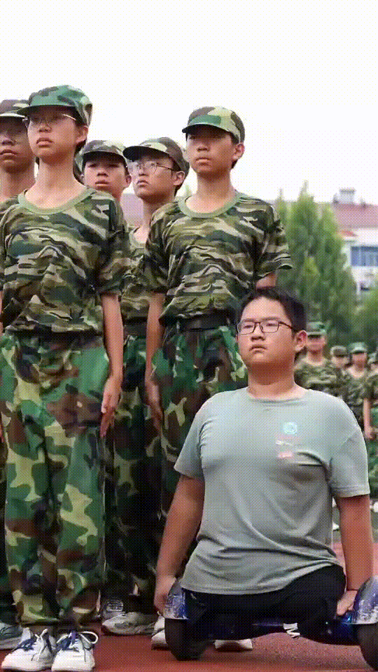 “板凳男孩”去军训，军姿挺拔！