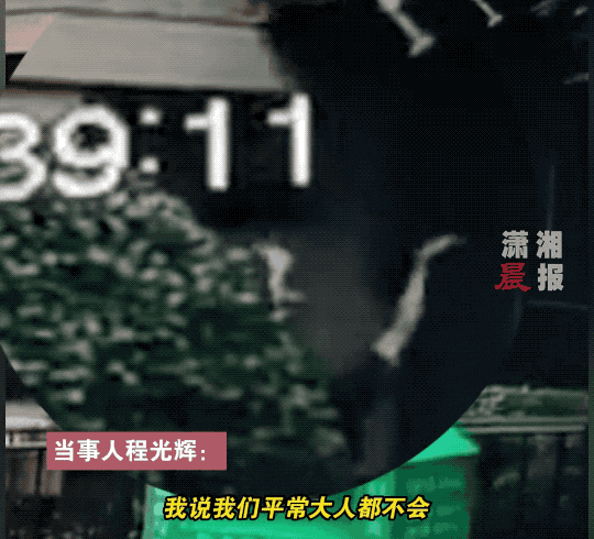 男童坠楼，他徒手接住！