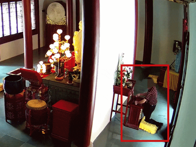 功德箱你也敢偷？上海一男子多次从功德箱里钓钱币