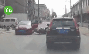 警惕“开门杀” 小疏忽惹大祸