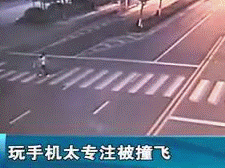 痛心！小学生被出租车撞飞致双腿骨折