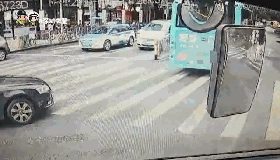 痛心！小学生被出租车撞飞致双腿骨折