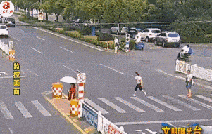 痛心！小学生被出租车撞飞致双腿骨折