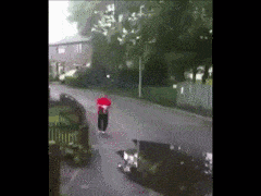 在积水路段开车溅人一身水?违法! 在积水路段开车溅人一身水?违法!