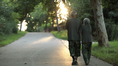 穿着一双15元的鞋，她捐了1000万