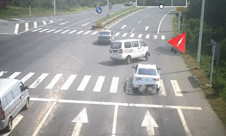 扑通!一个漂移栽进路边沟! 扑通!一个漂移栽进路边沟!