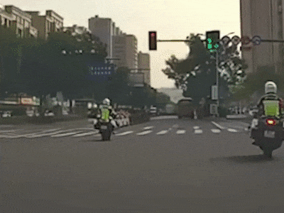 车流中穿梭的背影，太帅了！