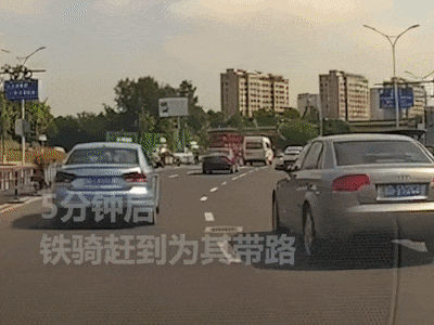 车流中穿梭的背影，太帅了！