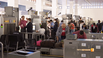 大闸蟹、白酒能带上火车吗?花露水、防晒喷雾限量又是多少?铁路工作人员回复 大闸蟹、白酒能带上火车吗?花露水、防晒喷雾限量又是多少?铁路工作人员回复