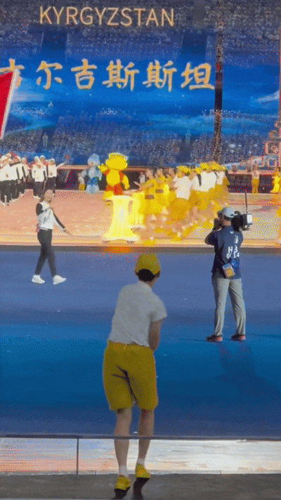 被千万人心疼的杭州“小黄帽”找到了!1米85,大二学生!这一次,不再只有背影... 被千万人心疼的杭州“小黄帽”找到了!1米85,大二学生!这一次,不再只有背影...