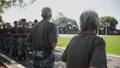 穿着一双15元的鞋，她捐了1000万