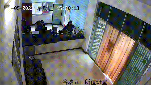 妈妈亲自把13岁儿子送进审讯室？