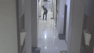 摆拍完毕直接拎走!这个外卖员的行为把顾客气笑了...放在家门口的都要注意了→ 摆拍完毕直接拎走!这个外卖员的行为把顾客气笑了...放在家门口的都要注意了→