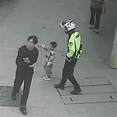 走失萌娃独自哭泣，交警铁骑一把“公主抱”！龚林虎，好样的