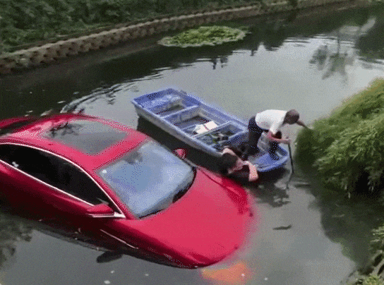 孤舟老翁一看就是高手！划着同款小船，俩71岁大爷救下两条命