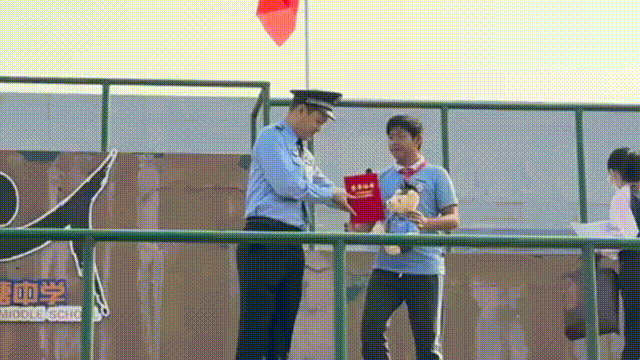 升旗仪式上的“显眼包”，这事干得漂亮！