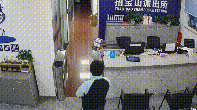 升旗仪式上的“显眼包”，这事干得漂亮！
