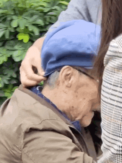 92岁老人路边摔倒,一对母子正好路过…… 92岁老人路边摔倒,一对母子正好路过……