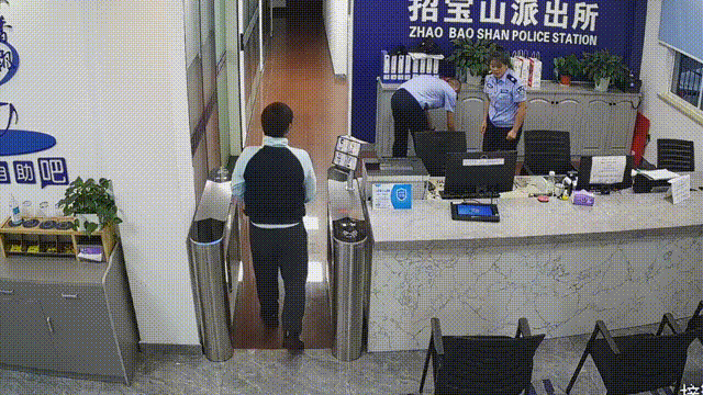 升旗仪式上的“显眼包”，这事干得漂亮！