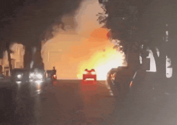 “天灯”变“祸根”！巨型孔明灯掉落街头起火燃烧