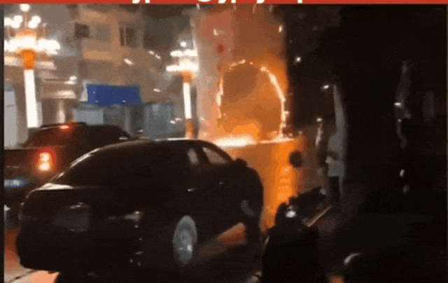 “天灯”变“祸根”！巨型孔明灯掉落街头起火燃烧