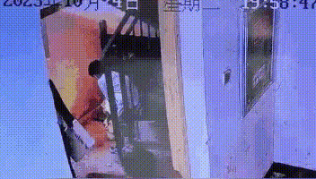 监控拍下全过程!孩子好奇心又闯祸 监控拍下全过程!孩子好奇心又闯祸