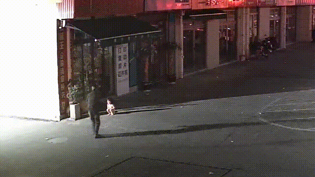 凌晨3点浙江街头，2岁女孩光着身子蹲地大哭！下一幕冲上热搜