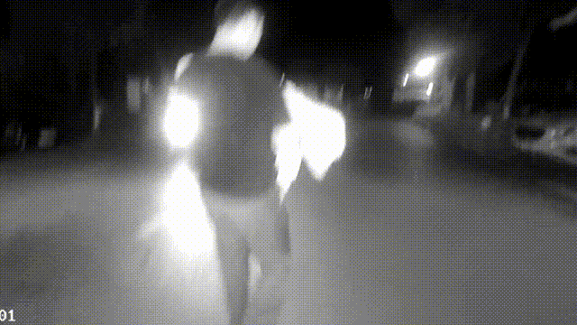 凌晨3点浙江街头，2岁女孩光着身子蹲地大哭！下一幕冲上热搜