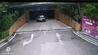 小车被车库出入口的排水渠盖板顶起，致车损人伤……谁的责任？