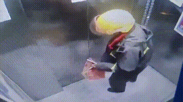 外卖小哥拎着外卖在电梯小便，业主：恶心大了！